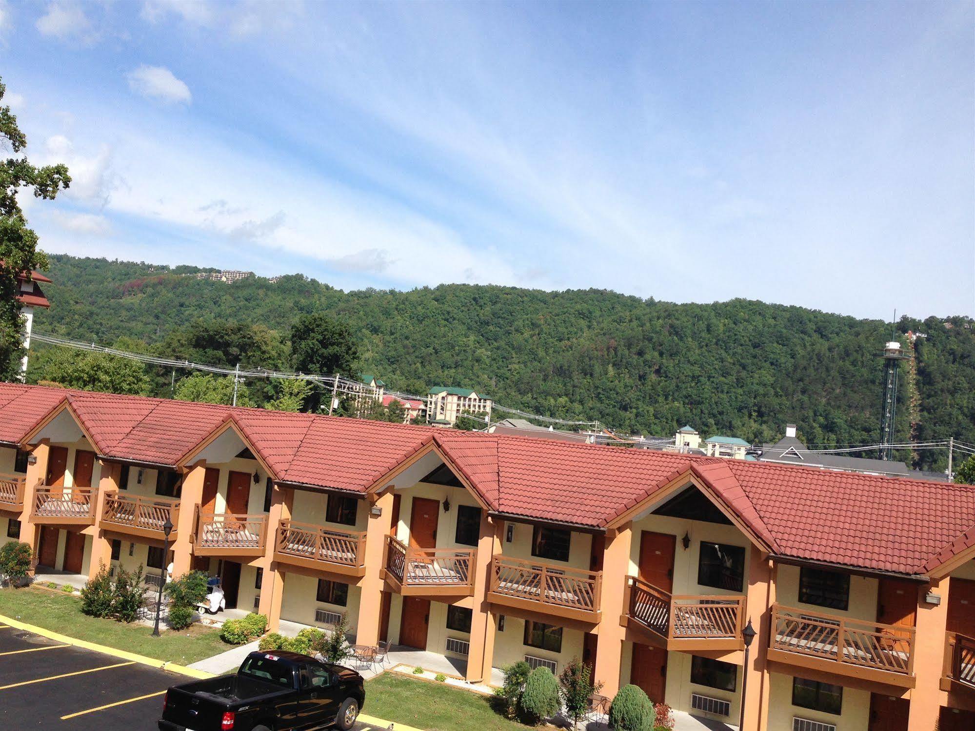 Hotel Super 8 By Wyndham Downtown Gatlinburg At Convention Center Exterior foto