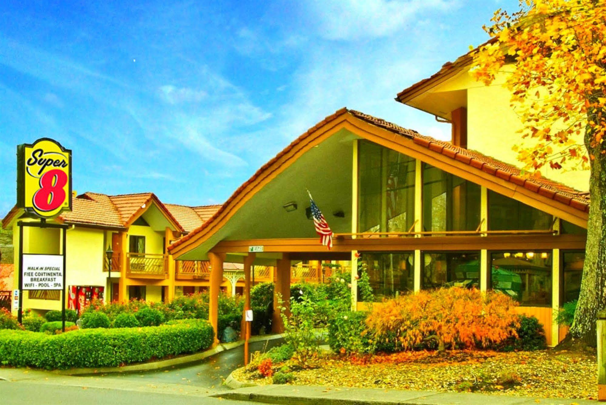 Hotel Super 8 By Wyndham Downtown Gatlinburg At Convention Center Exterior foto