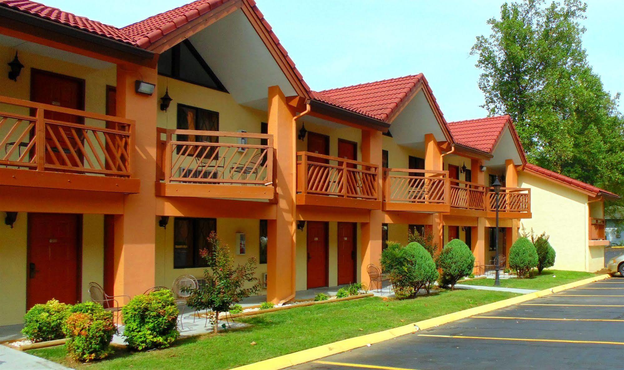 Hotel Super 8 By Wyndham Downtown Gatlinburg At Convention Center Exterior foto